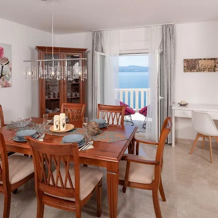 Awelon Omis Riviera Villa