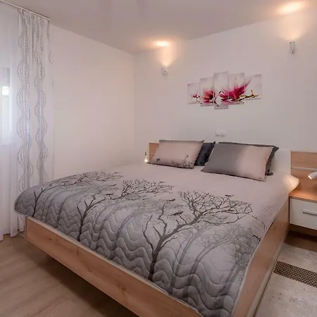 Awelon Omis Riviera