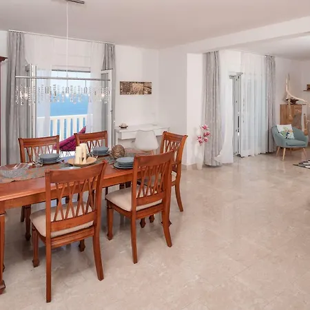 Awelon Omis Riviera Villa *