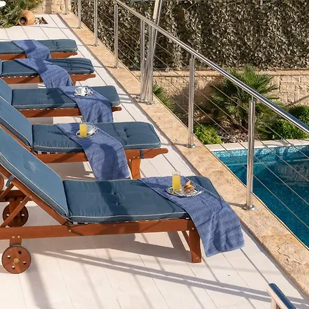 Awelon Omis Riviera Villa *