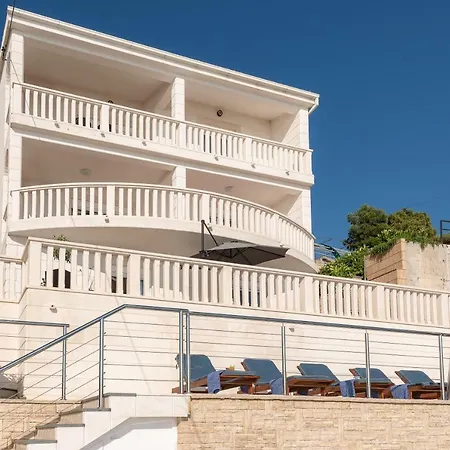Awelon Omis Riviera Villa