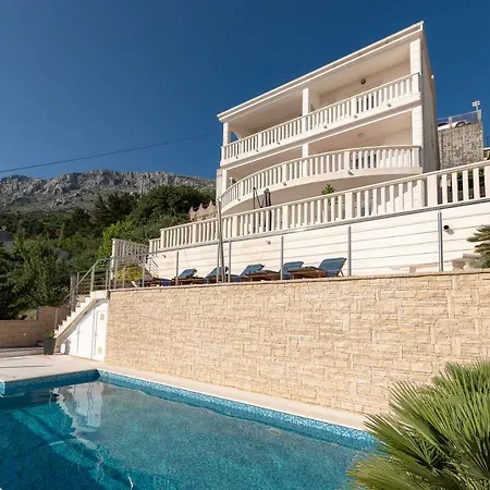 Awelon Omis Riviera Stanici